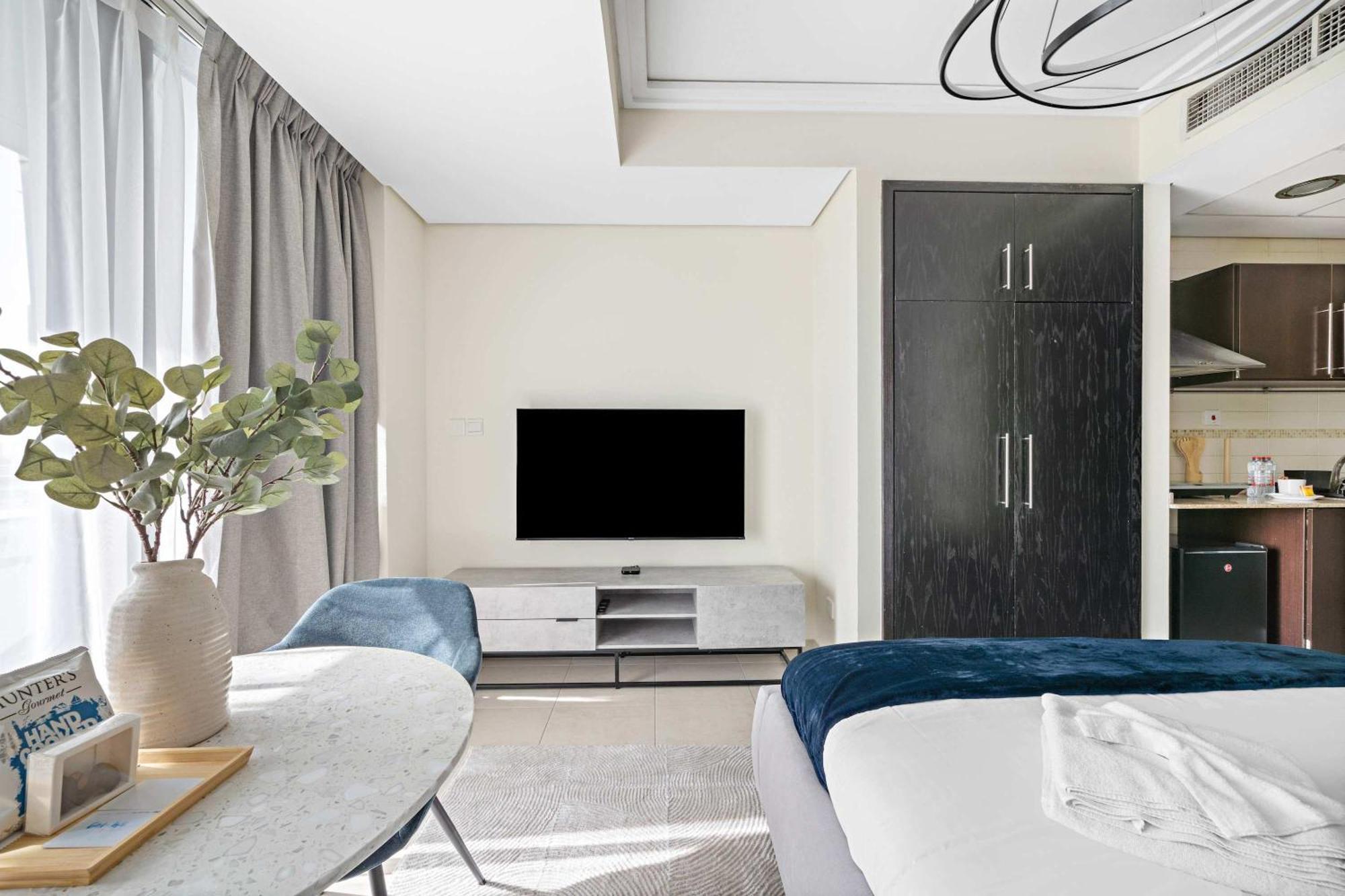 Silkhaus Spacious Near Almas West Apartment